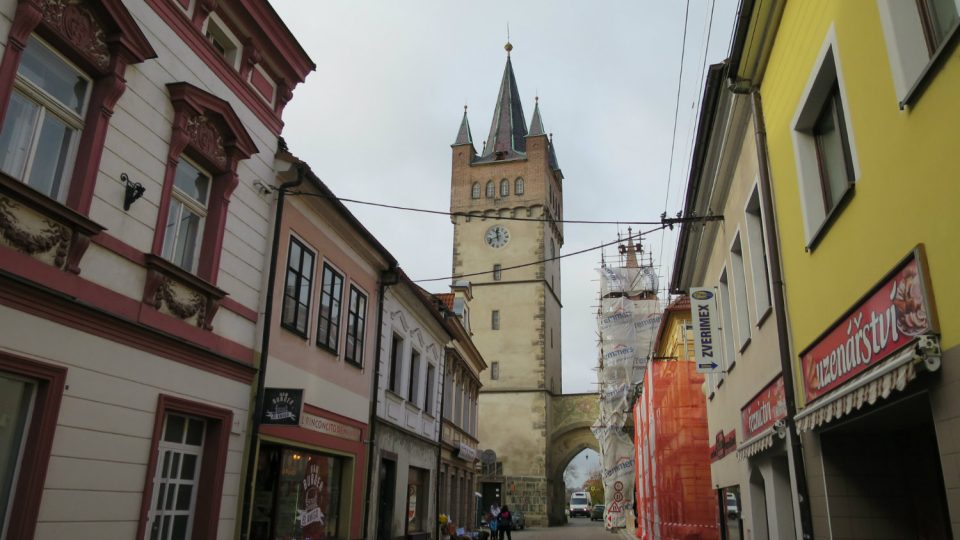 Město opravuje malou věž a ochoz Pražské brány