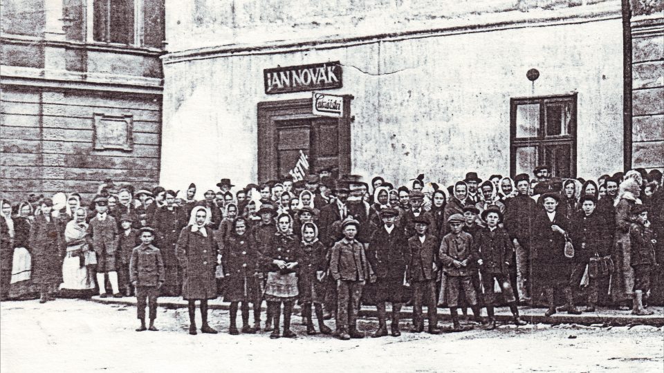 Nejstarší snímek cukrárny Jana Nováka ve Vysokém Mýtě