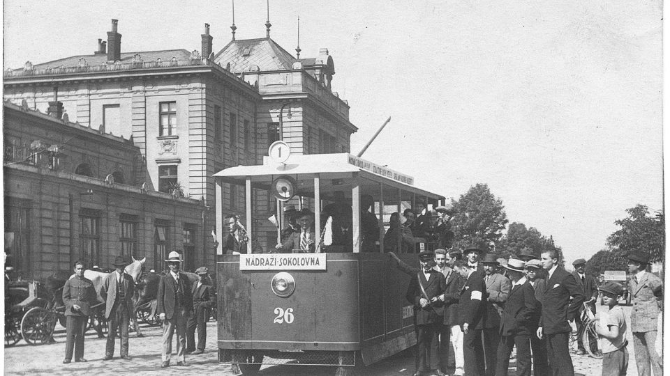 Recese z roku 1924 kdy na automobilovém podvozku jezdila maketa tramvaje na trase Nádraží-Sokolovna