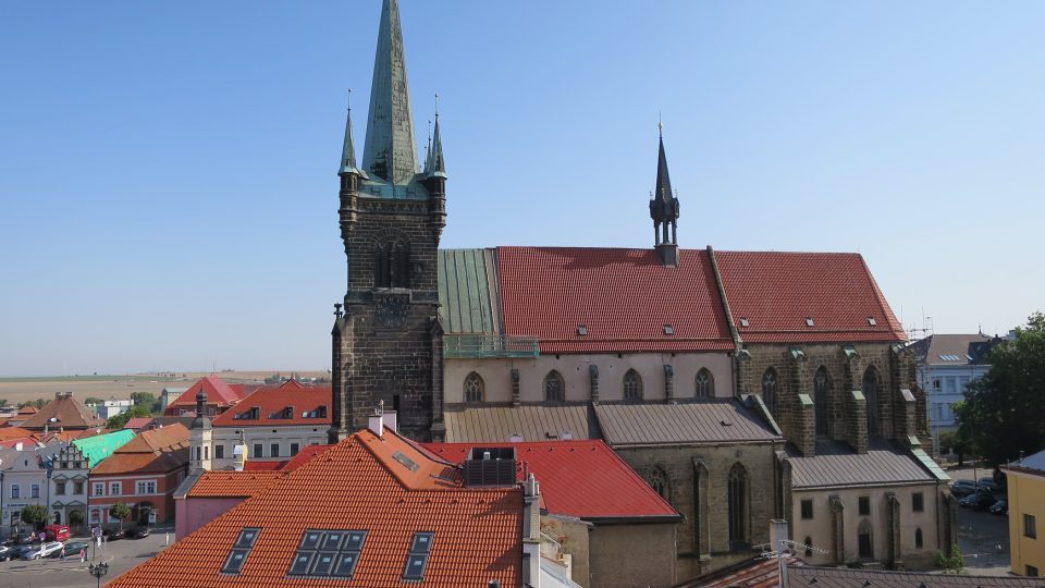 Pohled z věže na sousední kostel Nanebevzetí Panny Marie