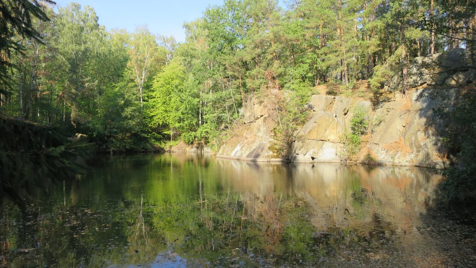 Zatopený Andrusivův lom na okruhu Po žulové stezce