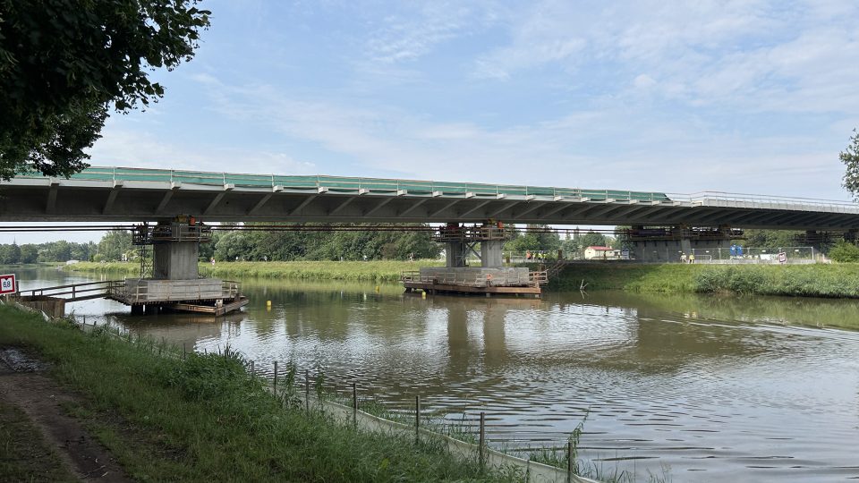 Nad novým mostem přes Labe se pod okončení bude tyčit vysoký betonový pylon