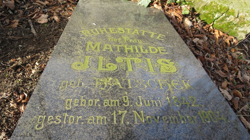 Jeden z náhrobků židovského hřbitova v Litomyšli
