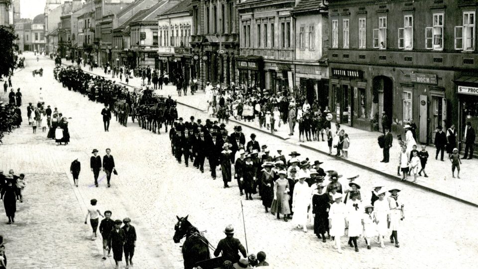 Pohřební průvod profesora Josefa Slezáka 10. června 1918