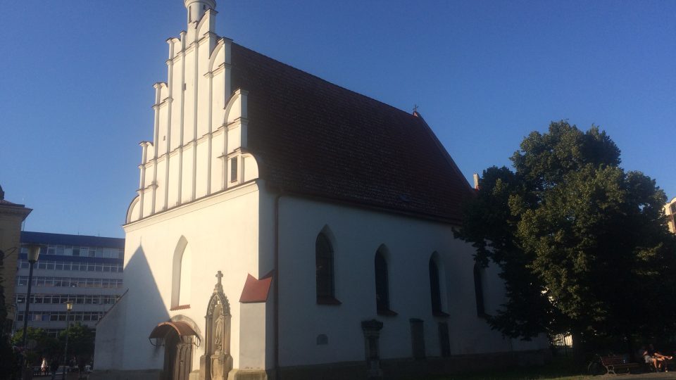 Kostel Sv. Jana Křitele také nechali Pernštejnové vystavět, kolem něj nechali zřídit hřbitov