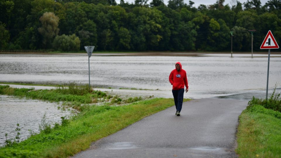 Lidé z Úhřetic chodí sledovat zvedající se hladinu Novohradky