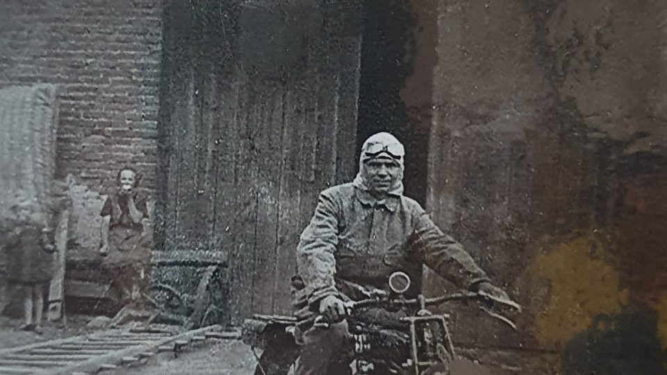 František Dobiáš jezdil za farníky na motorce v roce 1931