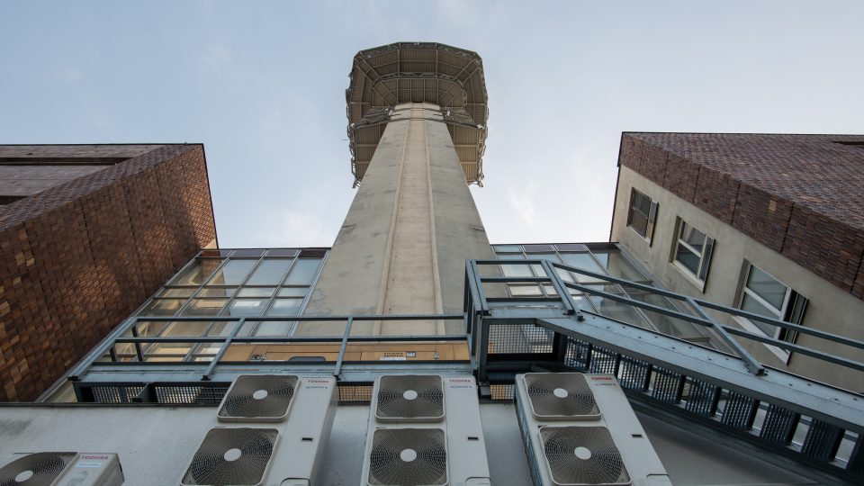 Věž pardubického vysílače je i s konstrukcí na vrcholu vysoká přes 100 metrů