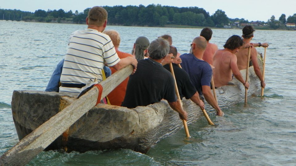 Uprostřed Rozkoše pluje expedice Monoxylon