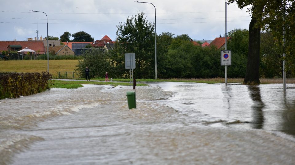 Zaplavená silnice mezi Mněticemi a Černou za Bory