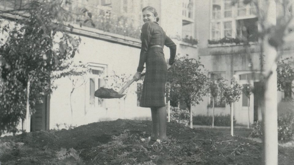 Stavba krytu na zahradě v Bohdanči na podzim roku 1938
