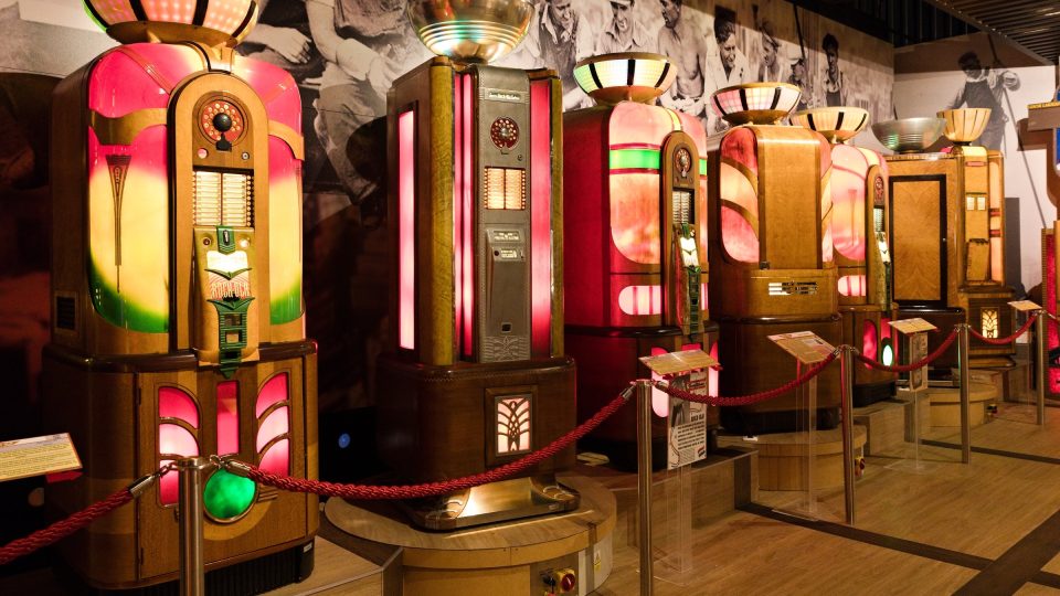 Série jukeboxů pohledových ze všech stran. Byly určeny pro umístění doprostřed místnosti. Reproduktor mají netypicky na vrchu skříně | foto: Zdeněk Truhlář, Český rozhlas Série jukeboxů pohledových ze všech stran. Byly určeny pro umístění doprostřed místnosti. Reproduktor mají netypicky na vrchu skříně