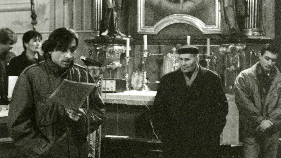 Na setkání v králickém farním kostele 8. prosince 1989 přijel herec Ondřej Pavelka