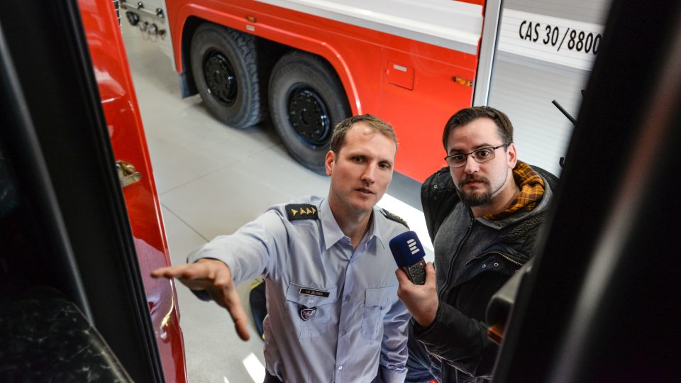 Vzadu v autě mají hasiči dýchací přístroje, které si mohou obléct za jízdy, popisuje reportérovi Českého rozhlasu Pardubice velitel jednotky Vít Jelínek