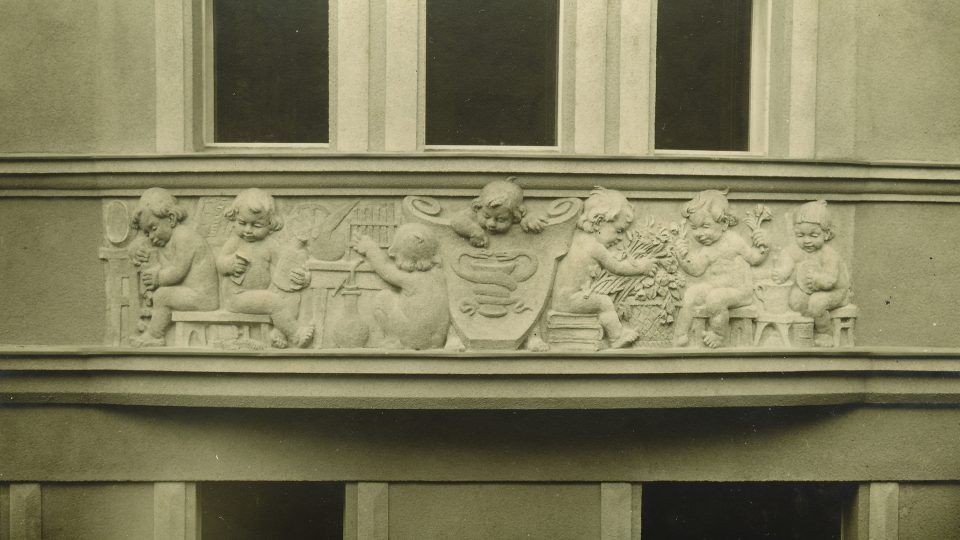 Štukatérská dekorace na domě v Moravské Třebové je také dílo Františka Formánka