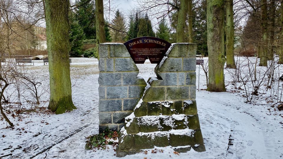 Čin slavného rodáka Oskara Schindlera si připomínají v parku hned naproti jeho rodného domu