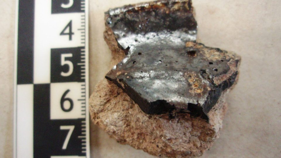 Existenci penězokazecké dílny potvrdil i  zlomek tavicí misky s vrstvou tmavého skla, které vzniklo sléváním barevných kovů