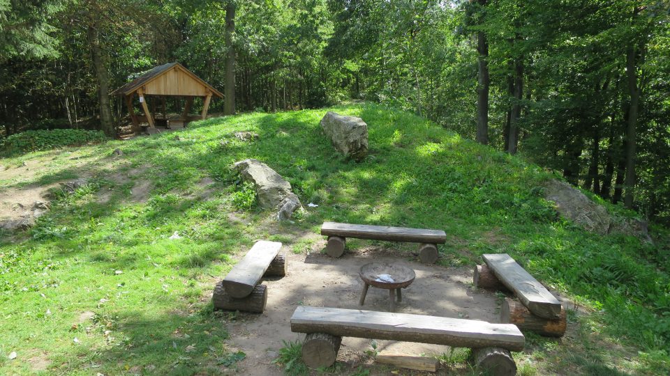 Tábořiště a turistické odpočívadlo u hradu Rabštejnek