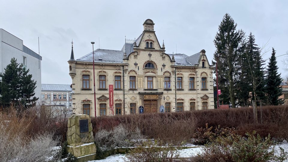 Goethův památník, muzeum a vlevo dnes zdravotní škola, kdysi průmyslová textilní, kde studoval Jaroslav Dietl