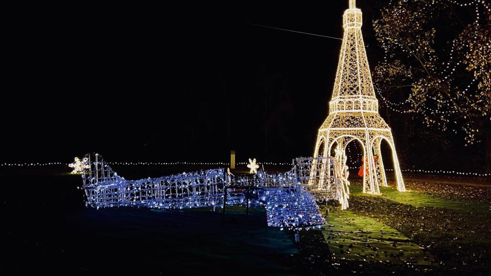 Instalace vánočního osvětlení na valech pardubického zámku