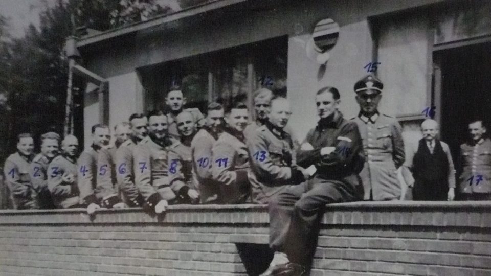 Památeční snímek členů pořádkové policie z pardubického Zámečku zachoval ve svém fotoalbu člen popravčí čety Heinz Barth. Byl dopaden a v roce 1983 odsouzen k doživotnímu vězení za válečné zločiny v Pardubicích a francouzském Oradour sur Glane. 