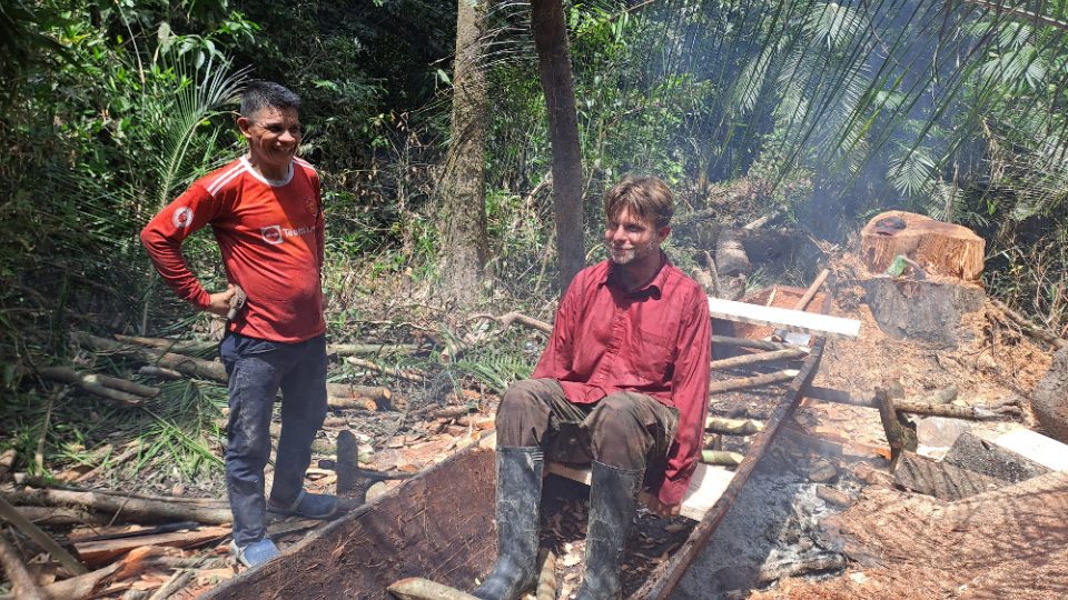 Petr Tlapák vydlabal loď z jednoho kusu kmene uprostřed Amazonie
