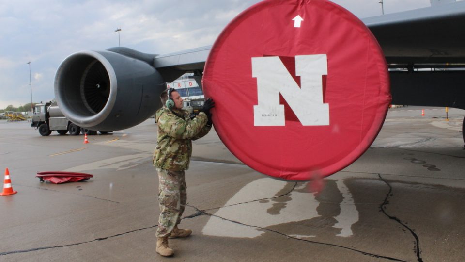 Personál zakrývá jeden z motorů tankeru KC-135 na Letišti Pardubice