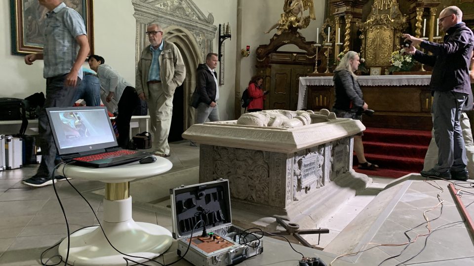Vědecký tým zkoumá poměry v hrobce Vojtěcha z Pernštejna