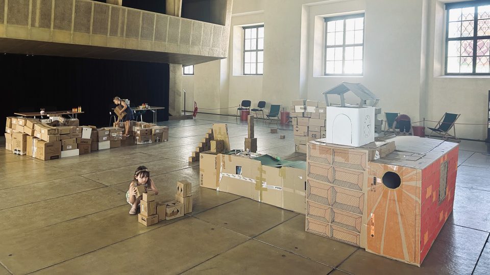 V Litomyšli mají hernu, kde děti můžou stavět podle své fantazie ze stovek papírových krabic | foto: Barbora Soukupová, Český rozhlas V Litomyšli mají hernu, kde děti můžou stavět podle své fantazie ze stovek papírových krabic