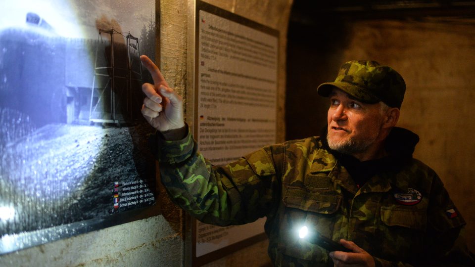 Martin Ráboň ukazuje jednu z fotek pěchotního srubu Libuše. Moc fotografií se nedochovalo, opevnění se totiž fotit nesmělo