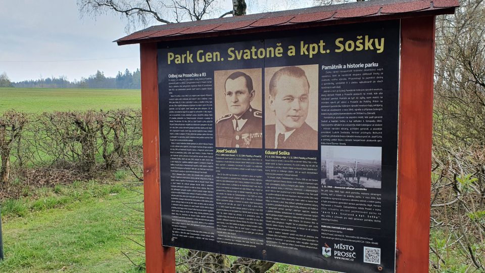 Pomník se nachází v parku věnovaném Josefu  Svatoňovi a Eduardu Soškovi