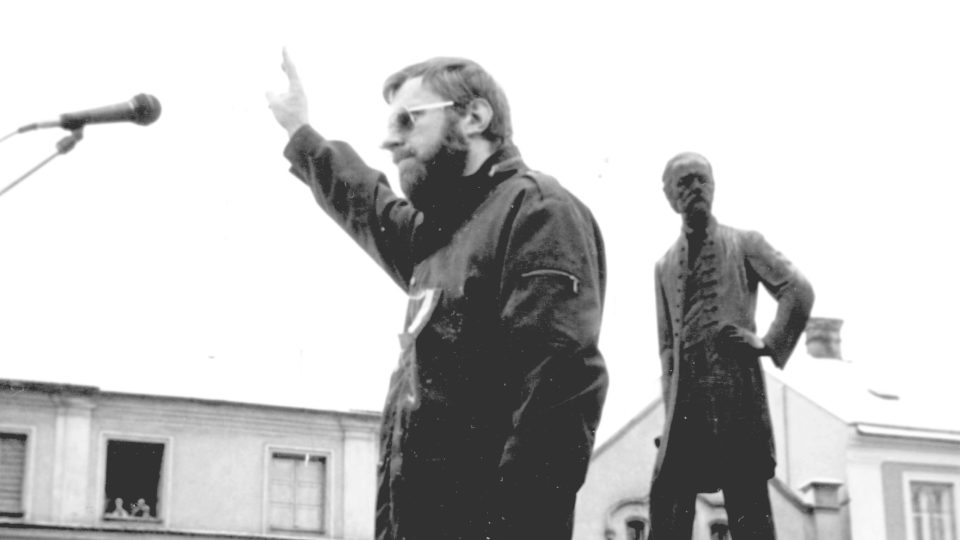 Moderátorem průběhu manifestace stávkujících, která se uskutečnila 27. listopadu 1989 byl František Zeman