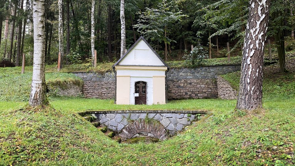 Kaple sv. Mikuláše s pramenem údajně léčivé vody