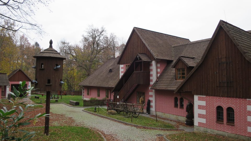 Romantická někdejší hájovna Švýcárna, ve které dnes sídlí Muzeum starokladrubského koně