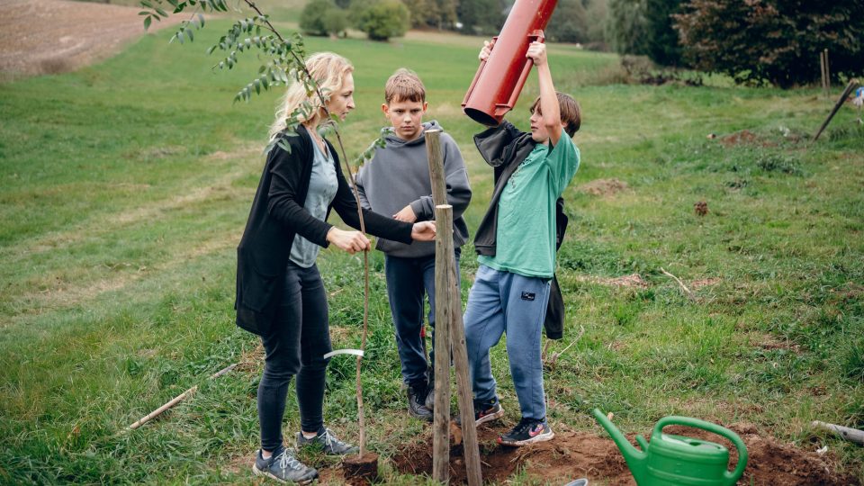 Školáci z Telecího nejen rozhodovali o tom, jaká zahrada bude, ale stromy si i sami vysadili