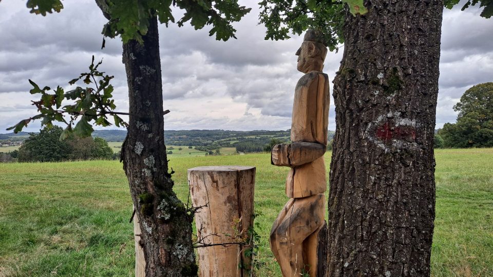 Odpočívadlo se sochou masopustního Dlouhána | foto: Filip Černý, Český rozhlas Odpočívadlo se sochou masopustního Dlouhána