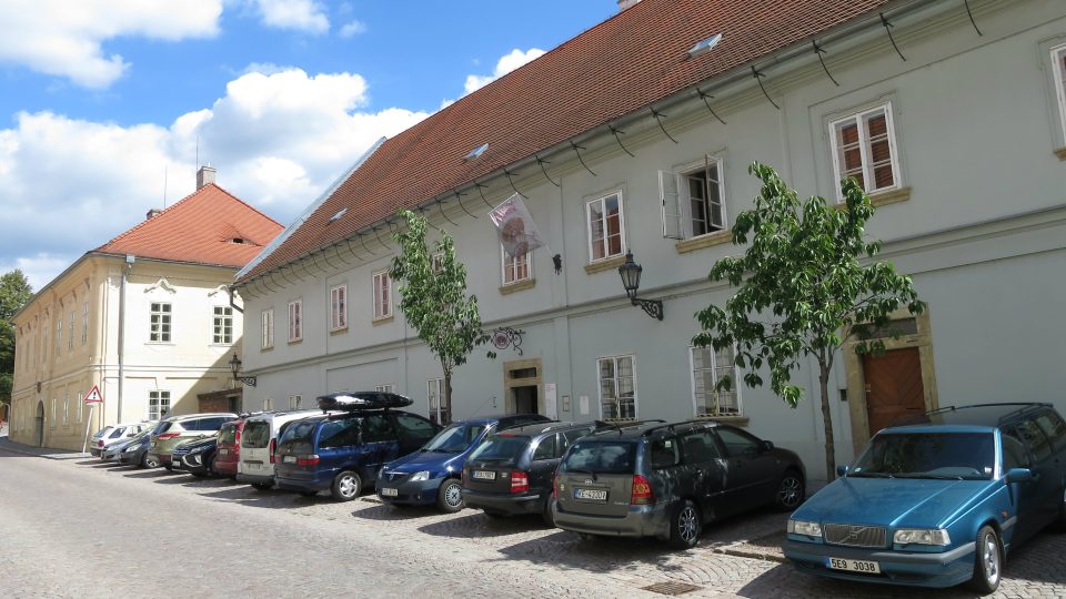 Muzeum domečků, panenek a hraček sídlí na Zámeckém návrší v Jiráskově ulici.