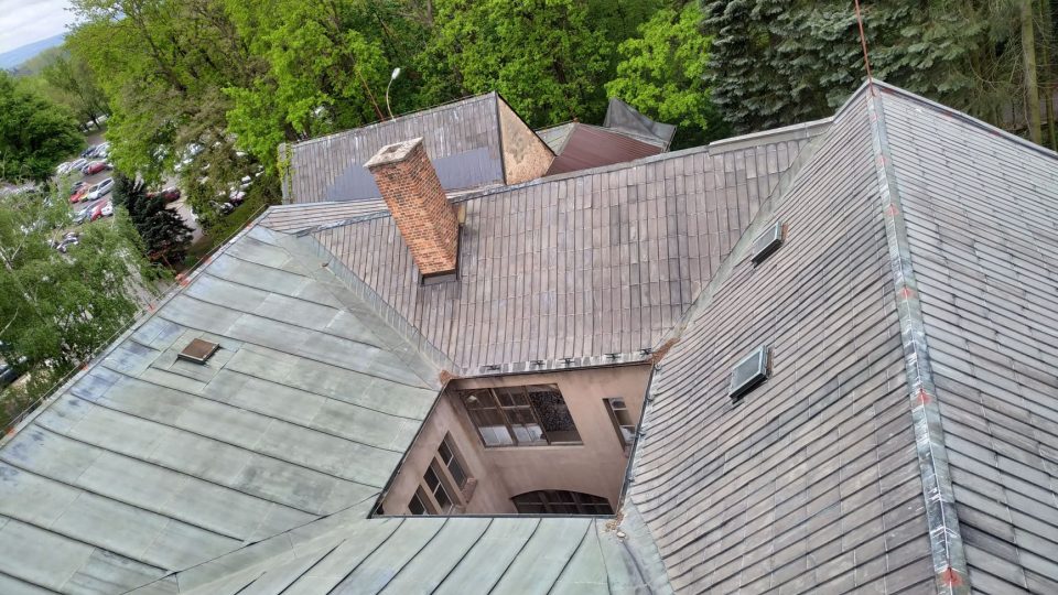 A tato střecha Larischovy vily čeká klempíře a pokrývače příští rok.jpg
