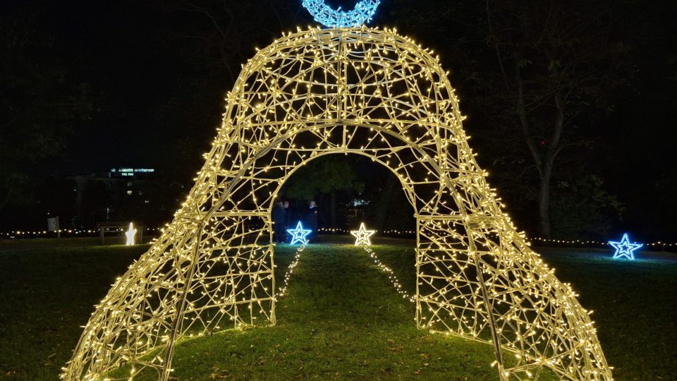 Instalace vánočního osvětlení na valech pardubického zámku