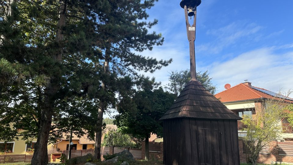 Zvonička v Rabštejnské Lhotě je na Chrudimsku jedinečná