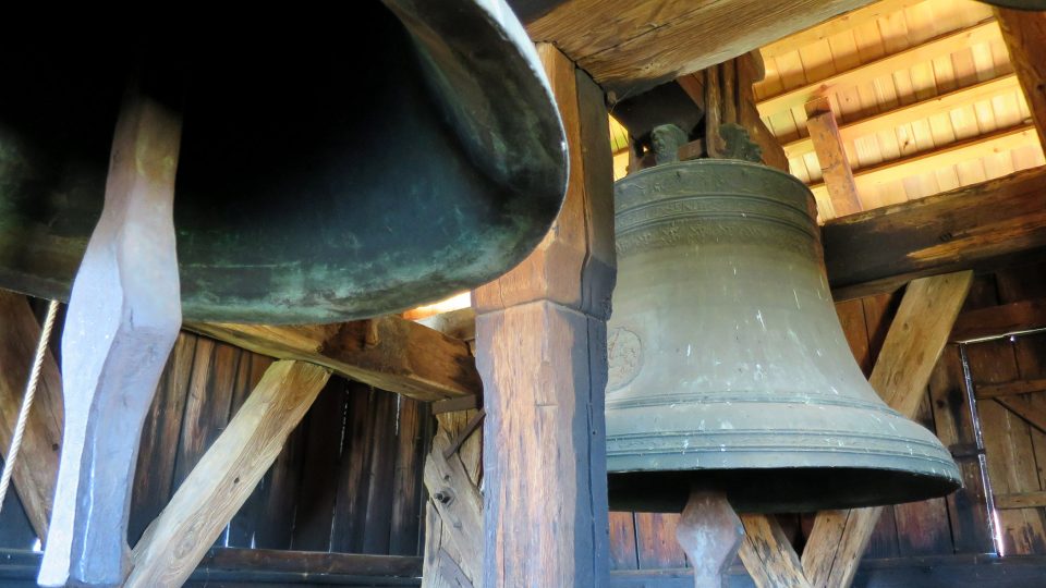 Menší ze dvou třebosických zvonů je z roku 1464, a je jedním z nejstarších zvonů na Pardubicku