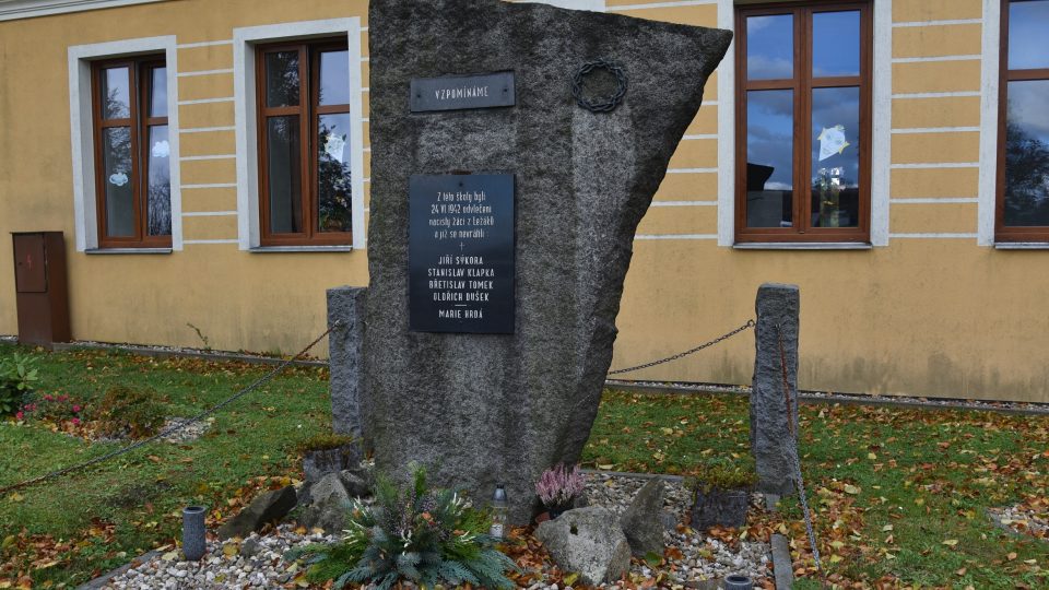 Pomník ležáckým dětem před školou ve Včelákově