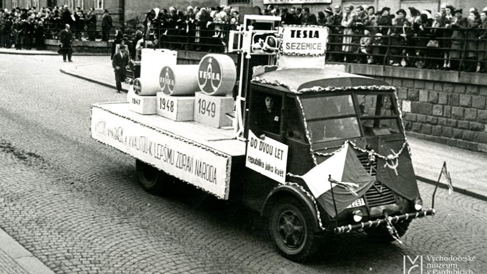 Alegorický vůz pobočky v Sezemicích na 1. máji 1949
