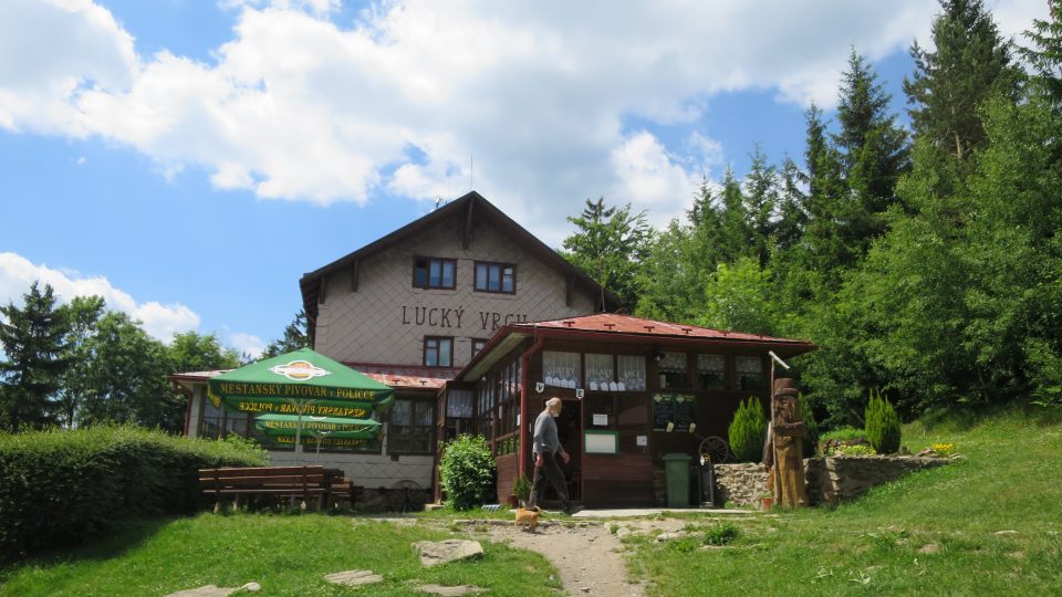 Turistická chata na Luckém vrchu leží v nadmořské výšce 730 metrů