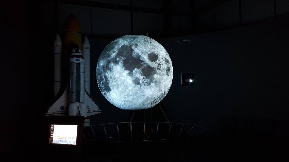 Měsíc na projekční kouli