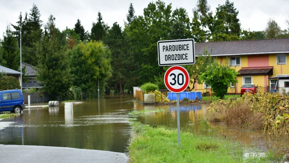 Zatopená příjezdová cesta do Drozdic