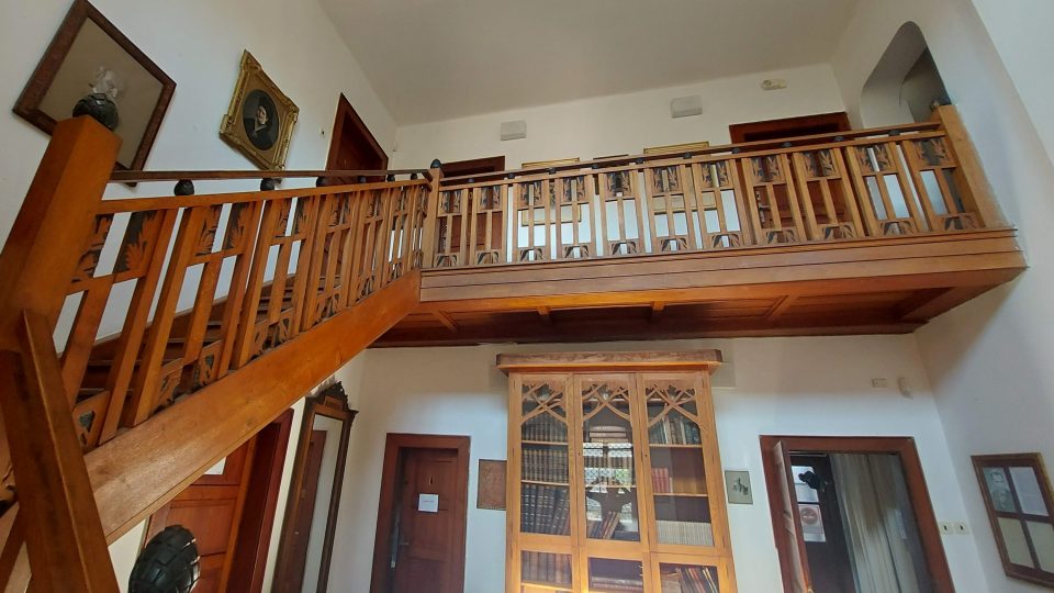 Galerie dřevěného schodiště v ronovské vile