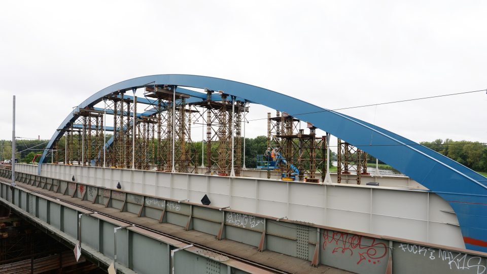 Zanedlouho zmizí starý železniční most i dočasná konstrukce pod oblouky nového mostu