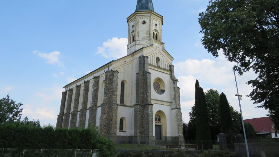 Evangelický kostel v Krouně měří přes 50 metrů. Stejnou výšku má údajně i pod zemí