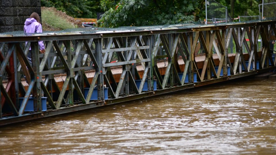 Provizorní most v Mněticích byl v neděli odpoledne pár centimetrů nad hladinou Chrudimky